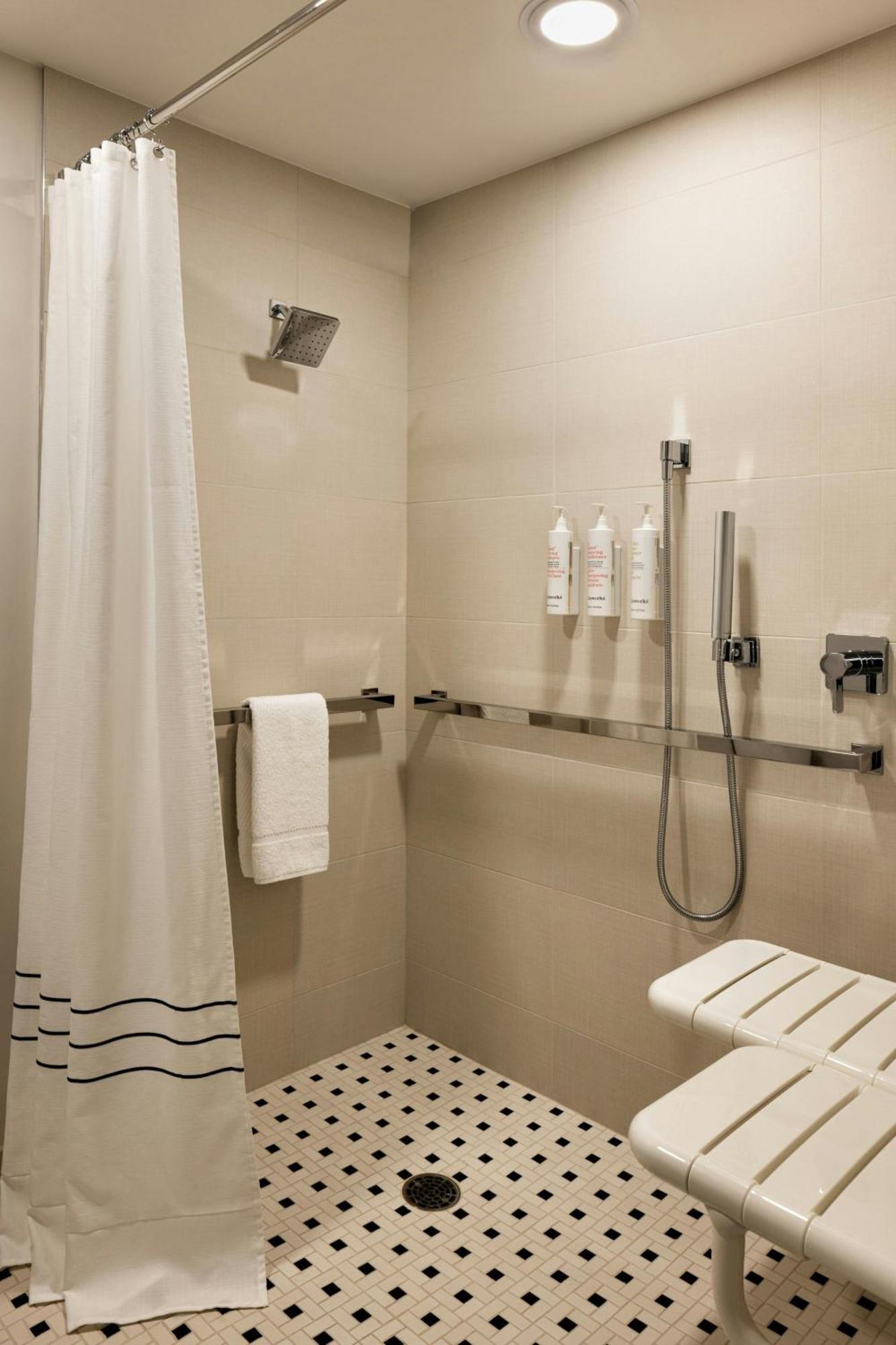 Oshkosh Marriott Waterfront Hotel & Convention Center Buitenkant foto