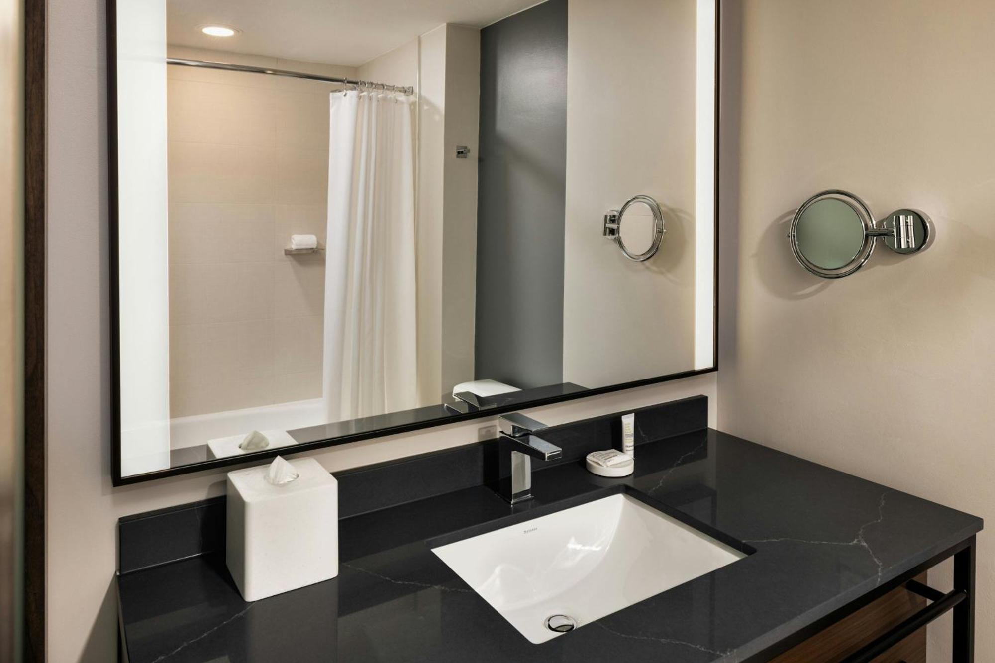 Oshkosh Marriott Waterfront Hotel & Convention Center Buitenkant foto