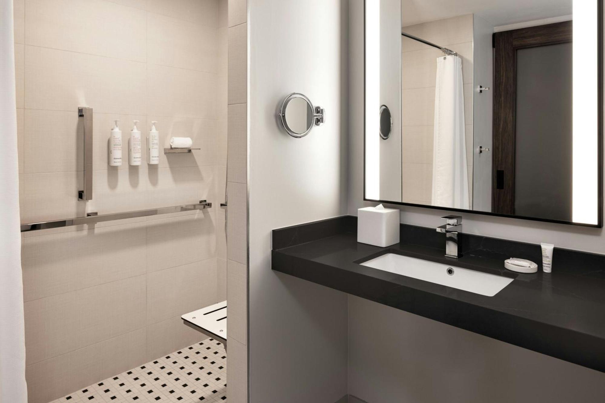 Oshkosh Marriott Waterfront Hotel & Convention Center Buitenkant foto