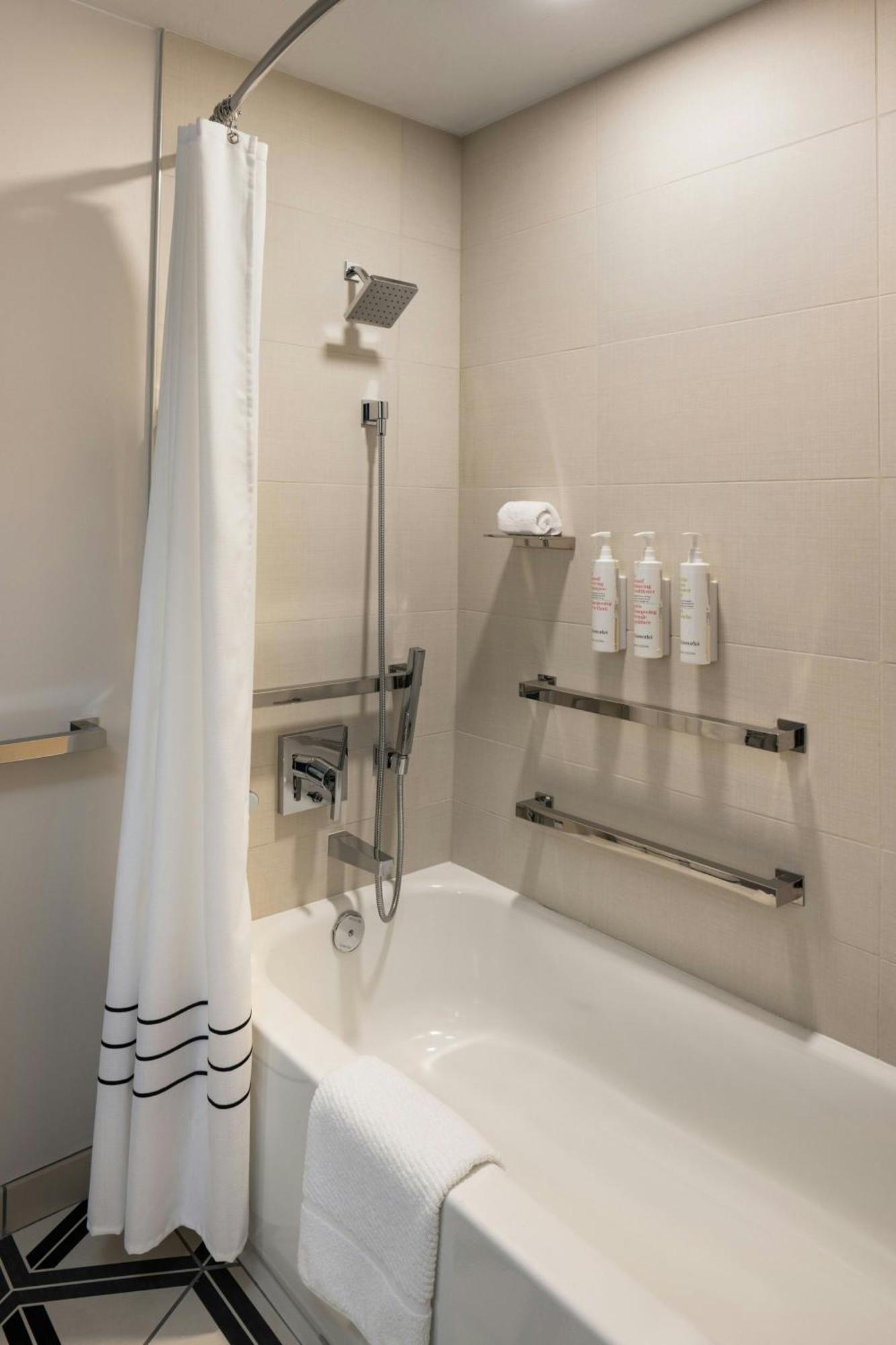 Oshkosh Marriott Waterfront Hotel & Convention Center Buitenkant foto