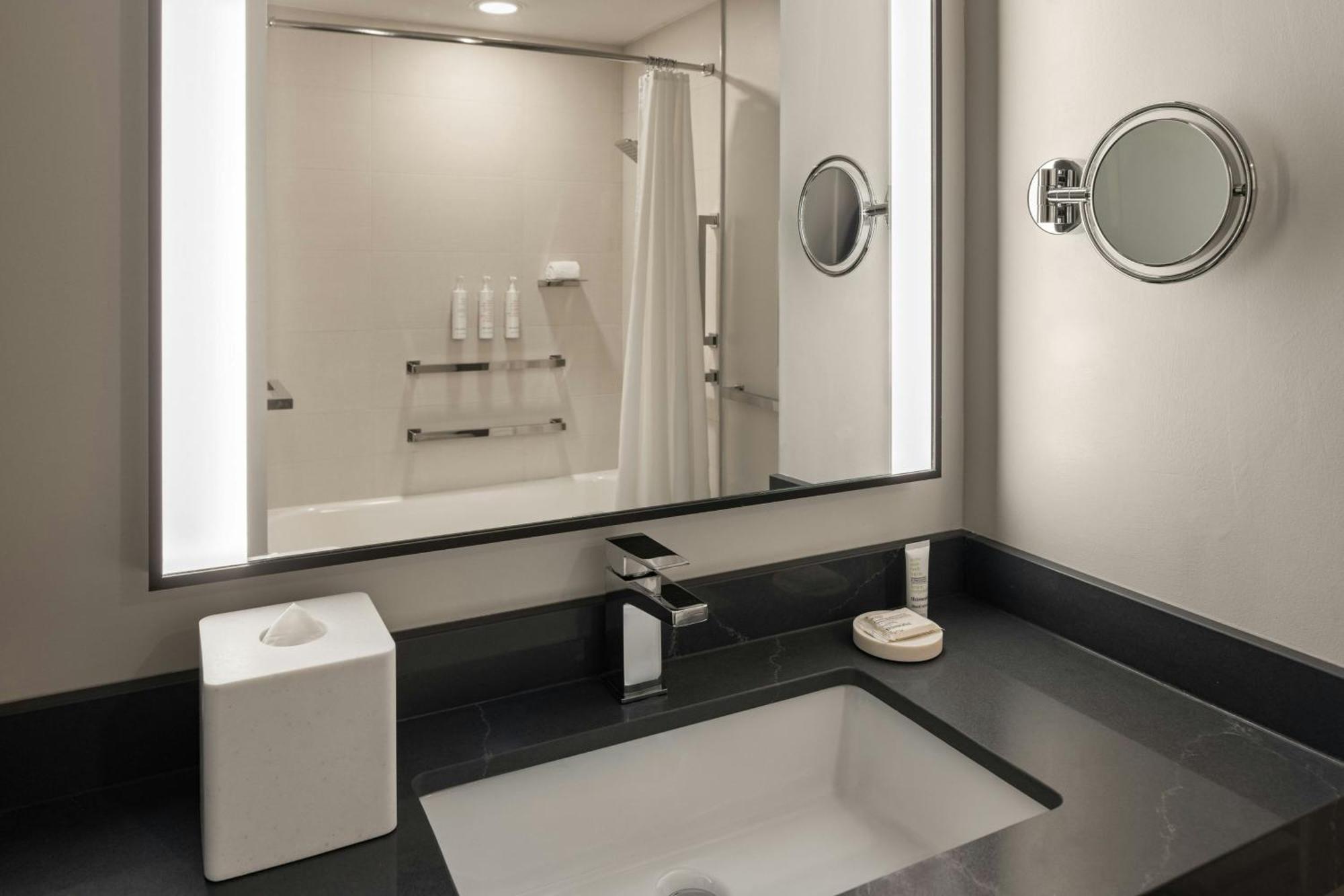 Oshkosh Marriott Waterfront Hotel & Convention Center Buitenkant foto